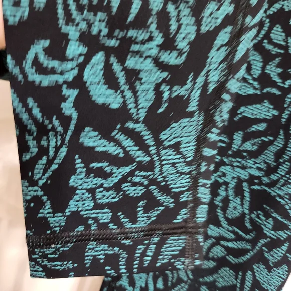 Absolutely gorgeous lululemon size 4 leggings 😍 - Picture 5 of 9